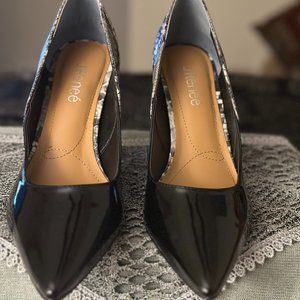 J. Renee' Zayd Pointed Toe Pump In Black/ White